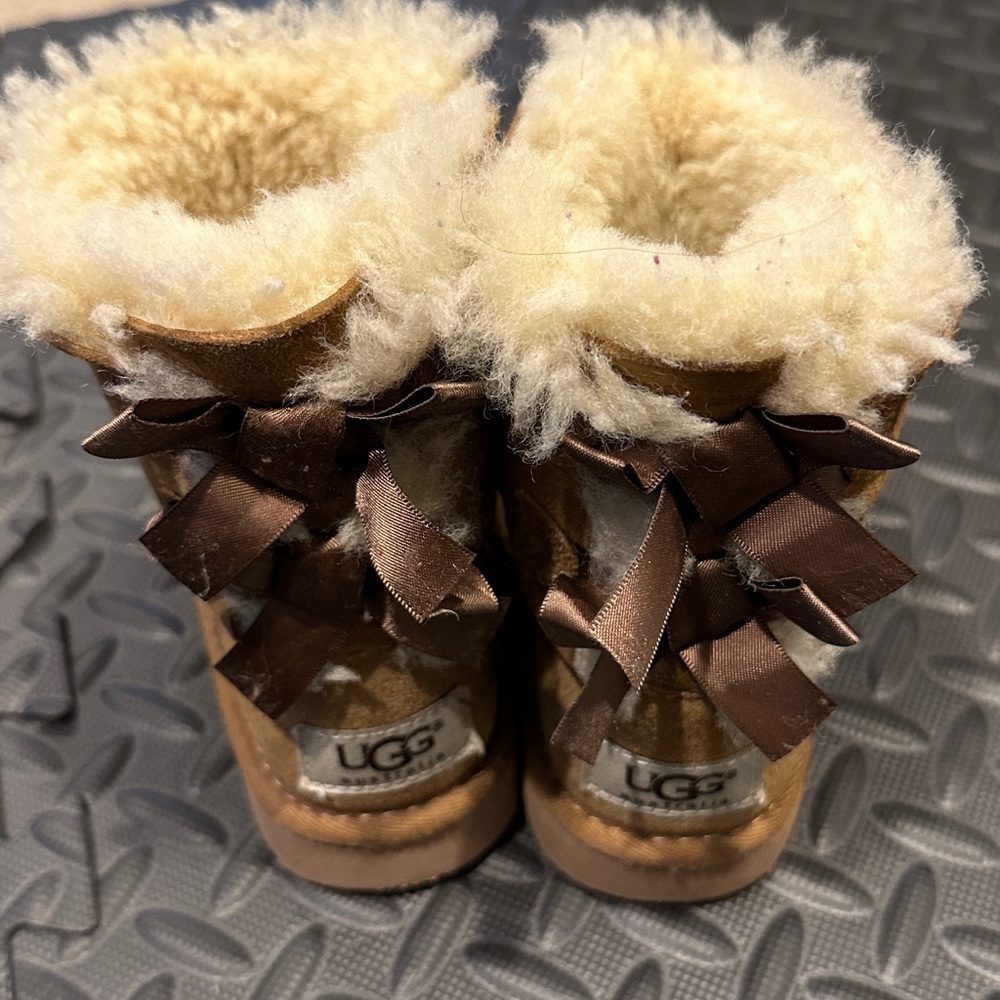 Toddler Bailey Bow Ugg’s 7T